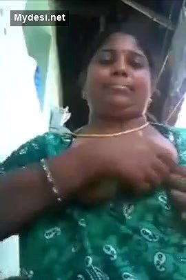 Bmngl village aunty takin out her boobs frm nity at backside of home