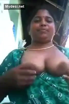 Bmngl village aunty takin out her boobs frm nity at backside of home
