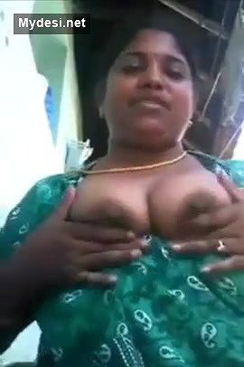Bmngl village aunty takin out her boobs frm nity at backside of home