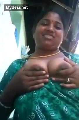 Bmngl village aunty takin out her boobs frm nity at backside of home
