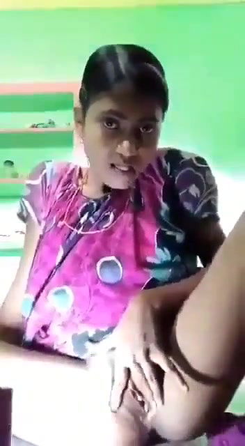 Horny Girl Chut Me Tel Ka Botal Dalte Hue