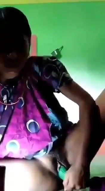 Horny Girl Chut Me Tel Ka Botal Dalte Hue