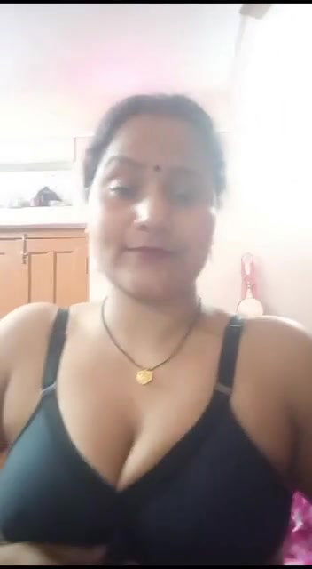 Big Boobs Aunty Showing