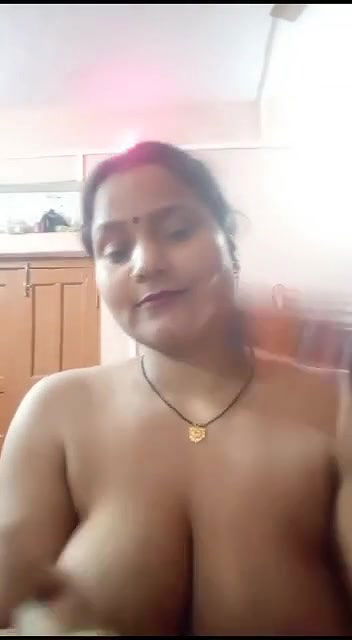 Big Boobs Aunty Showing