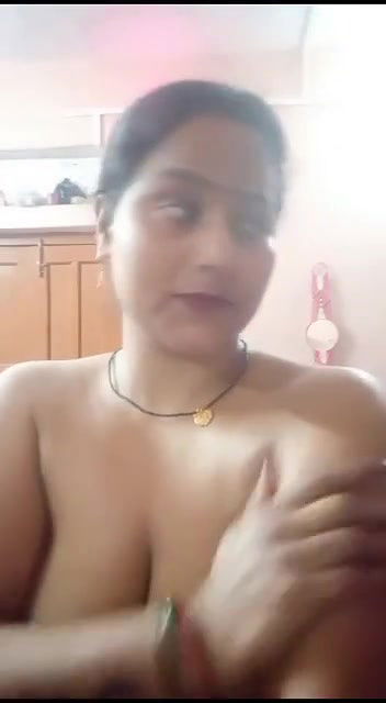 Big Boobs Aunty Showing