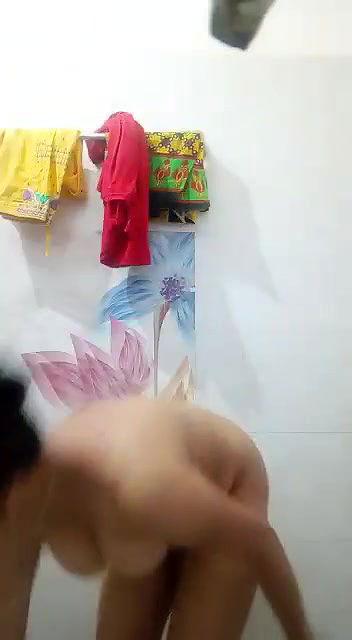 sexy tamil girl bathing