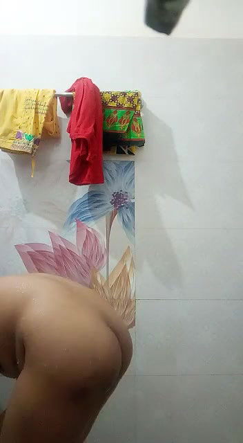 sexy tamil girl bathing
