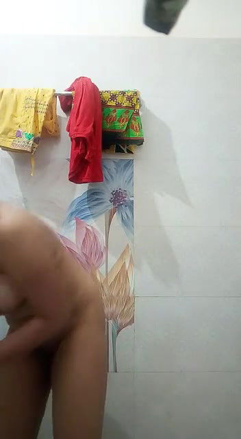 sexy tamil girl bathing