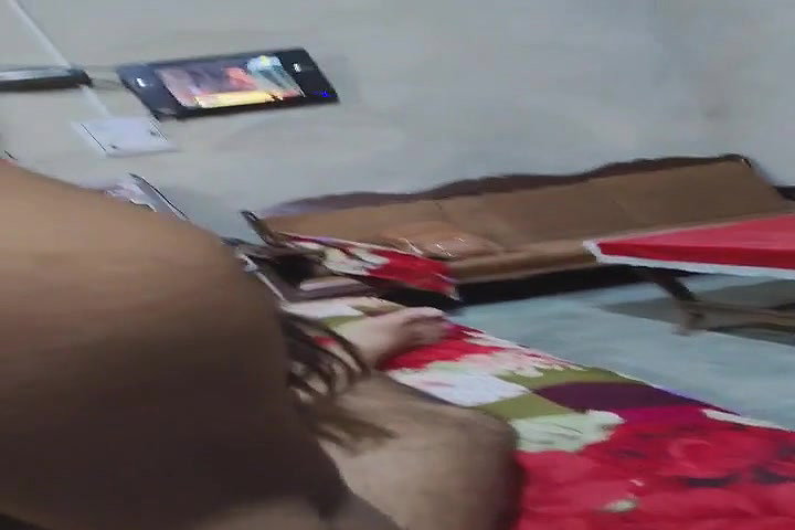 ghr mein lund chusi
