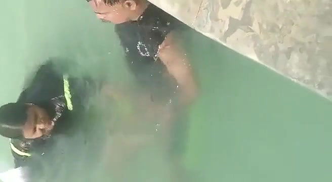 desi handjob caught in swiming pool