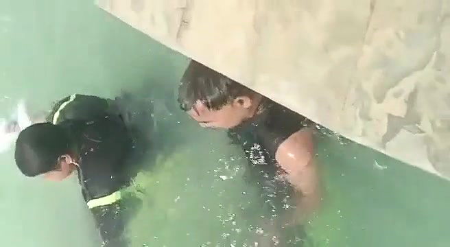 desi handjob caught in swiming pool
