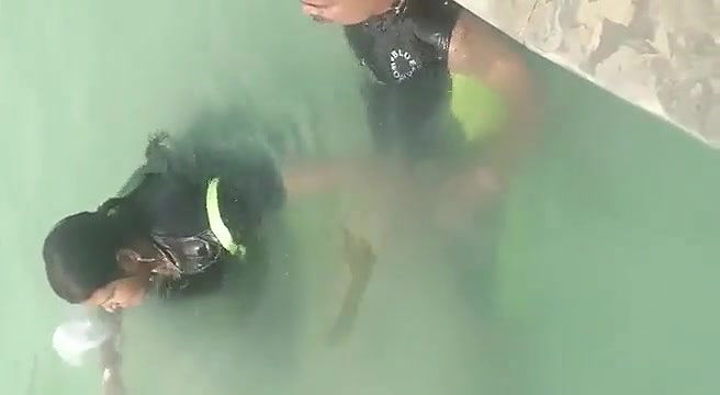 desi handjob caught in swiming pool
