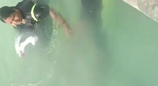 desi handjob caught in swiming pool