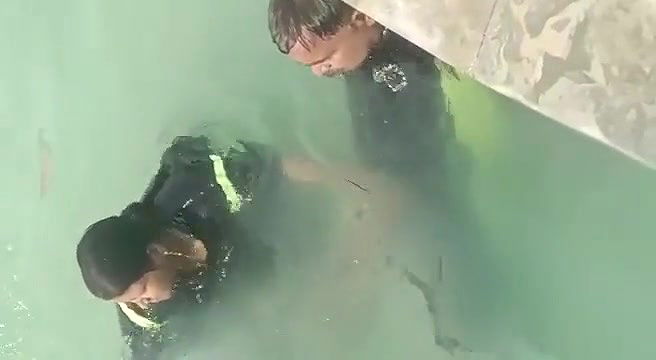 desi handjob caught in swiming pool