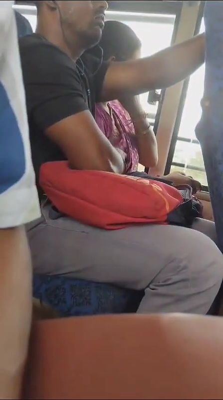 desi man grabing copassanger boobs in public bus