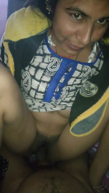 desi mature aunty riding rick slowly