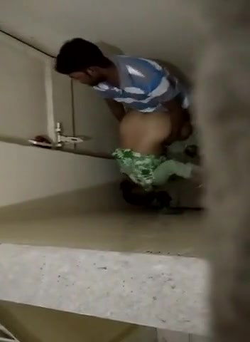 Puplic Toilet Me Sex Karte Hue Pakde Gaye