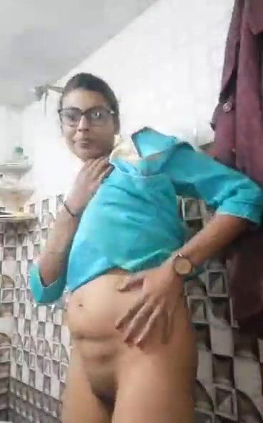 lambi ladki ne kapde kholke choot ragdi
