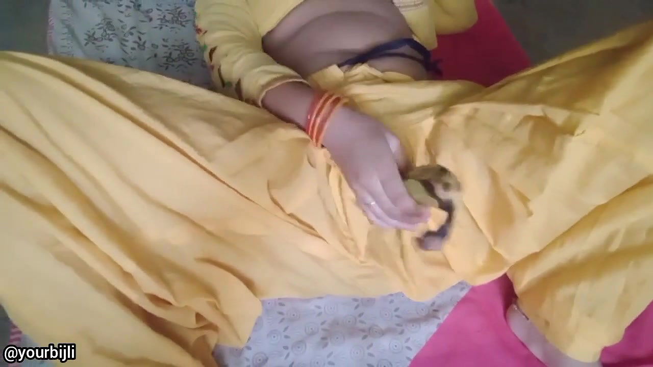 Pati Ne Biwi Ki Chut Ko Kela Khilwaya