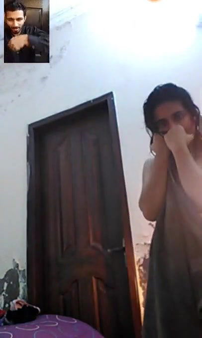 Sexy Pakistani girl nude video call with lover