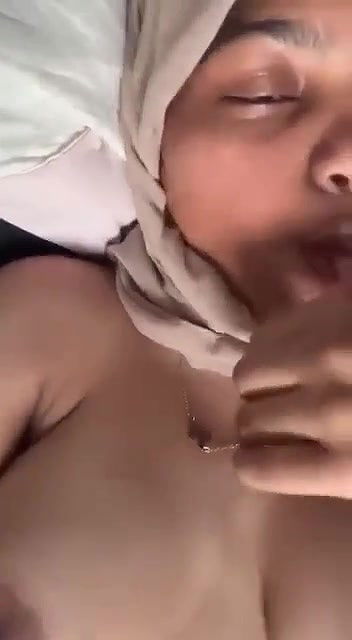 muslim girl boobs show and blowing her finger