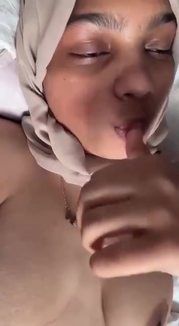 muslim girl boobs show and blowing her finger