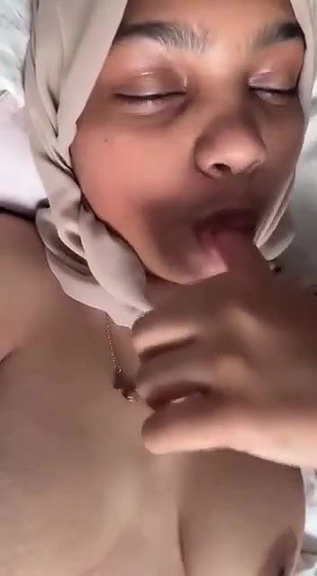 muslim girl boobs show and blowing her finger