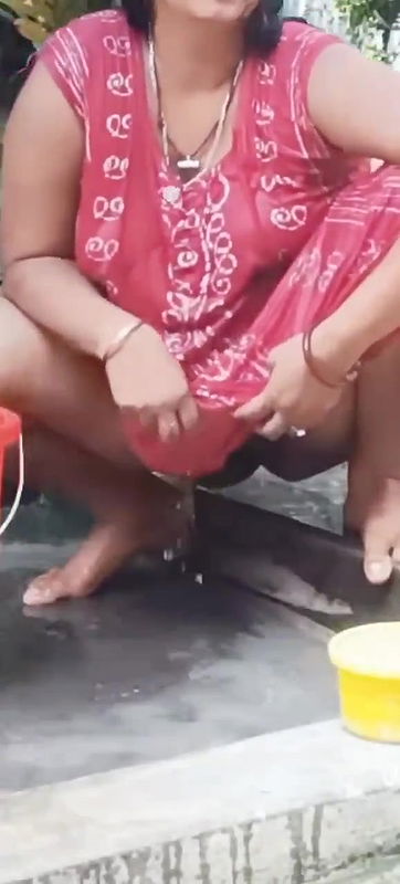 north indian aunty piss