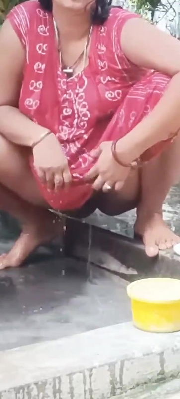 north indian aunty piss