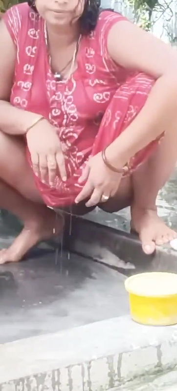 north indian aunty piss