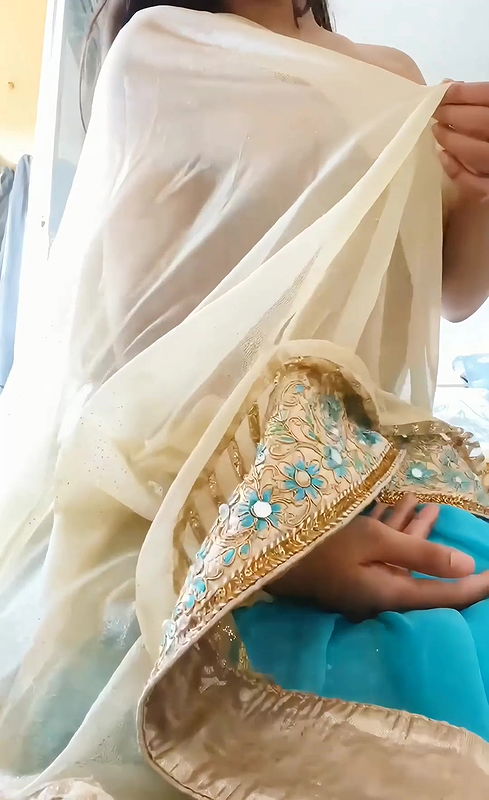 sexy chubby girl half saree boobs show