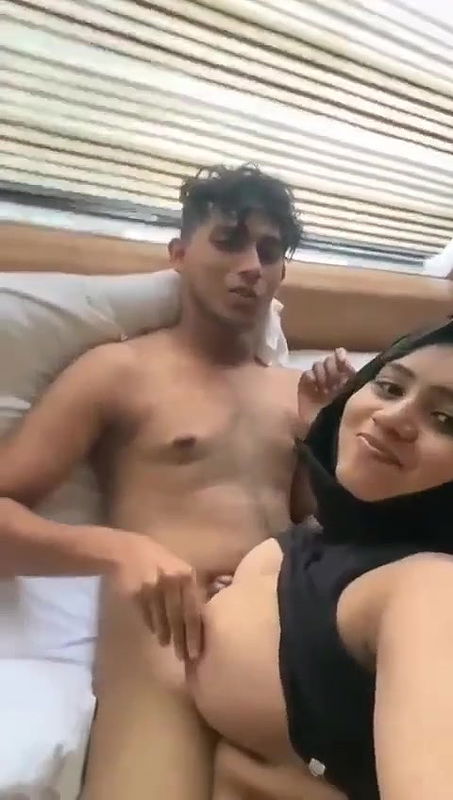 arab girlfriend boobs suck boyfriend