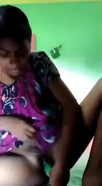 Desi Bhavi Apne Bur Ka Garmi Mitane Ke Liye Apne Bur Me Ek Daba Daal Rahi Hai