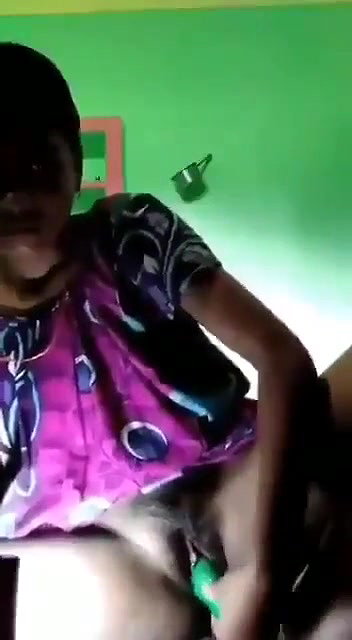 Desi Bhavi Apne Bur Ka Garmi Mitane Ke Liye Apne Bur Me Ek Daba Daal Rahi Hai