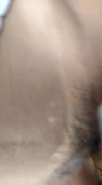 Gao Ki Girlfriend Ko Khet Me Choda Aur Uske Bur Me Apna Ungali Dala