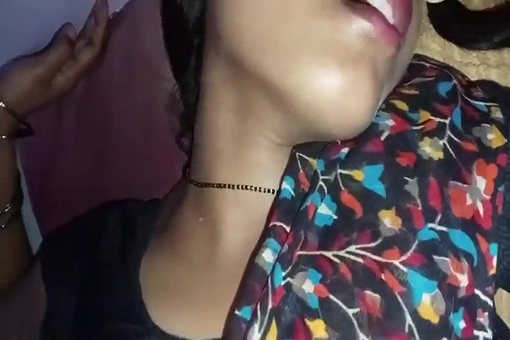 Village Bhavi Ko Raat Me Uske Saree Ko Utha Kar Uske Bur Ki Chudai Ki