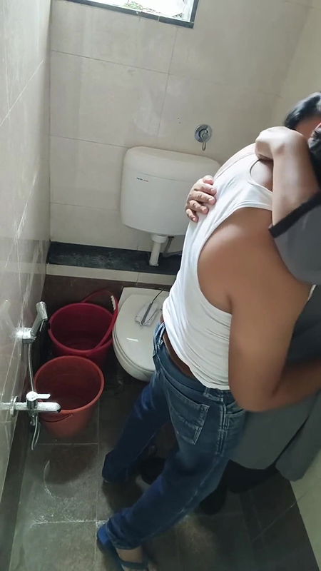 toilet mein secretery ko choda buddhe ne