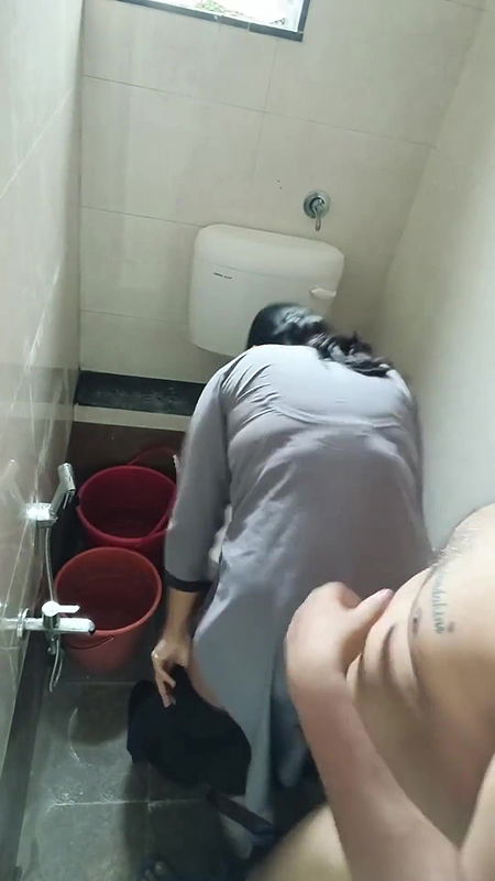 toilet mein secretery ko choda buddhe ne