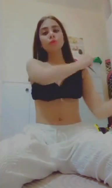 Sexy desi girlfriend exposes her sexy nude body shows her lovely assets