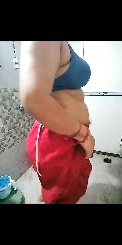 Hot Aunty Bath Part 2 260202085910 260202115405