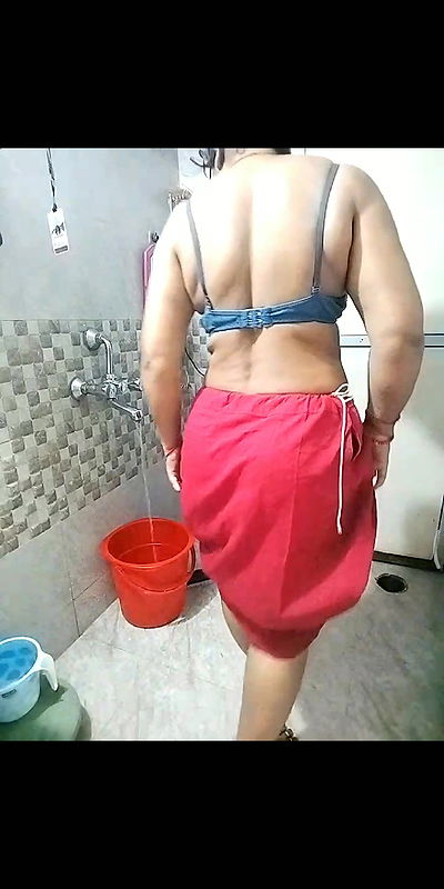 Hot Aunty Bath Part 2 260202085910 260202115405
