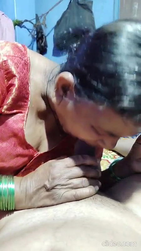 Vandana muh me lete hue