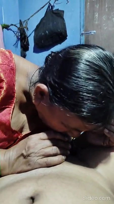 Vandana muh me lete hue