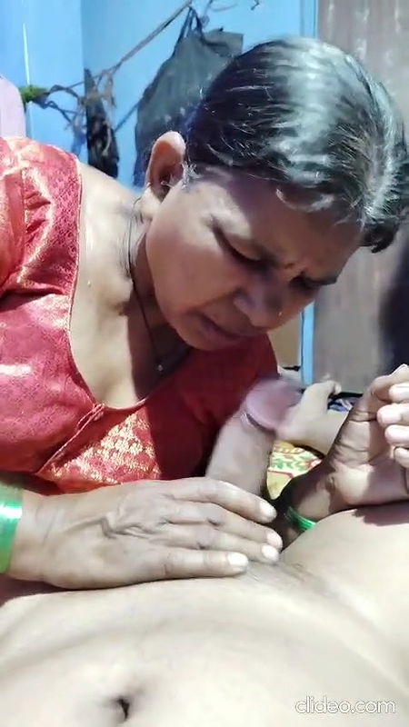 Vandana muh me lete hue