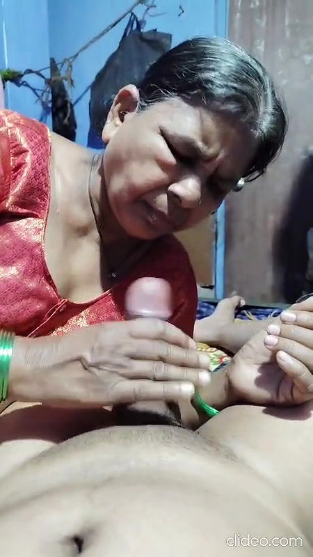 Vandana muh me lete hue