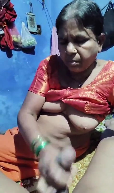 old boobs show and handjob to cum out