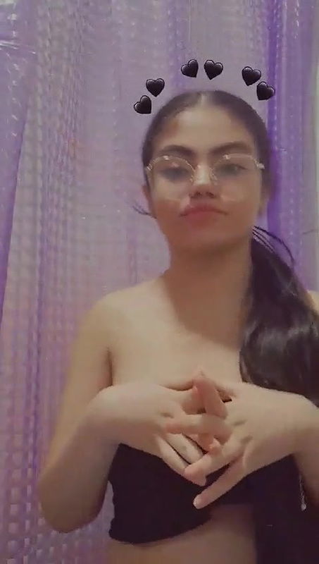 cute Snapchat girl boobs show