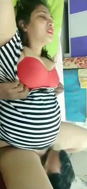 Driver eating pussy of a busty Bhabhi