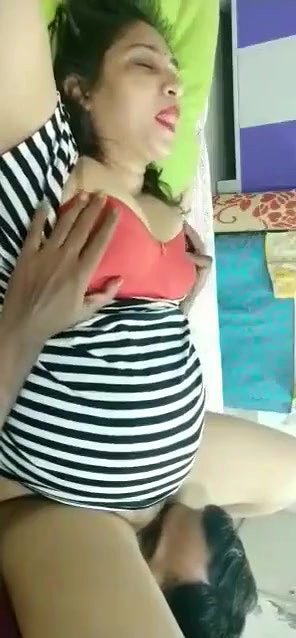 Driver eating pussy of a busty Bhabhi