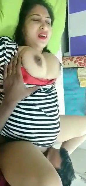 Driver eating pussy of a busty Bhabhi